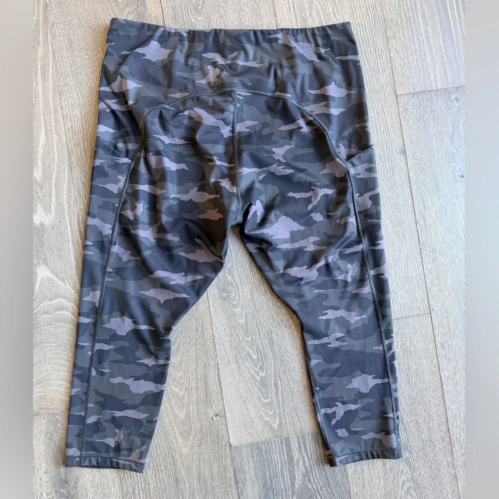 Athleta Ultimate Camo 7/8 Tight in Black / Gray Size 3X
